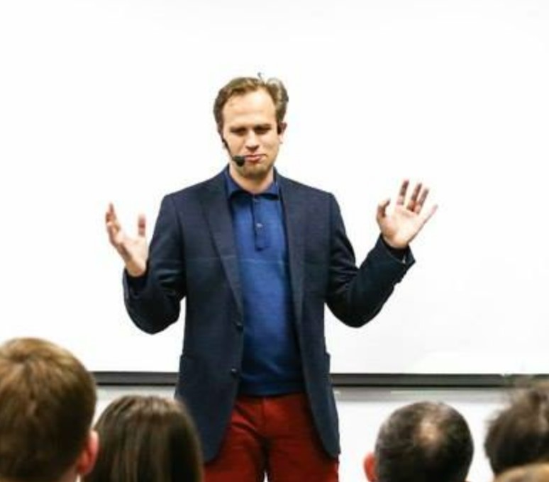 Петр Пономарев на сцене